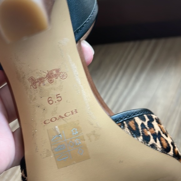 🐆🕶COACH heel 🖤💛 - Picture 7 of 10